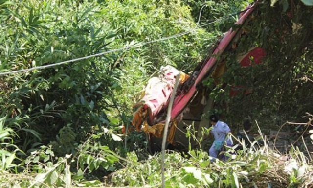 В Таиланде автобус с пенсионерами упал в овраг, 18 погибших